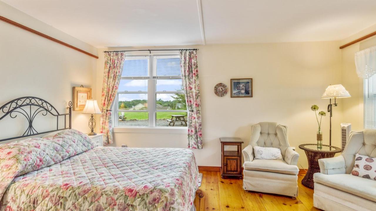 Bayview Pines Country Inn B&B マホン・ベイ エクステリア 写真