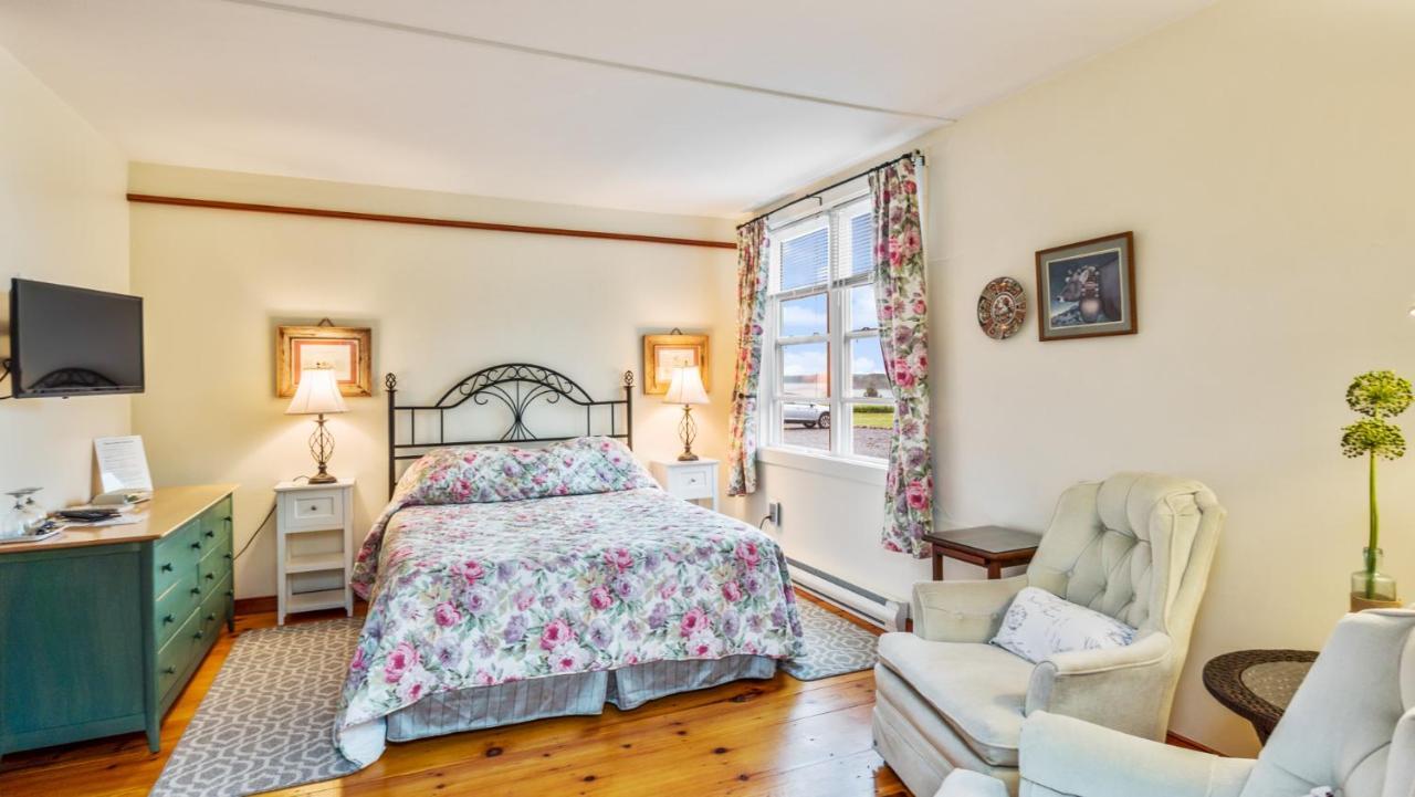 Bayview Pines Country Inn B&B マホン・ベイ エクステリア 写真