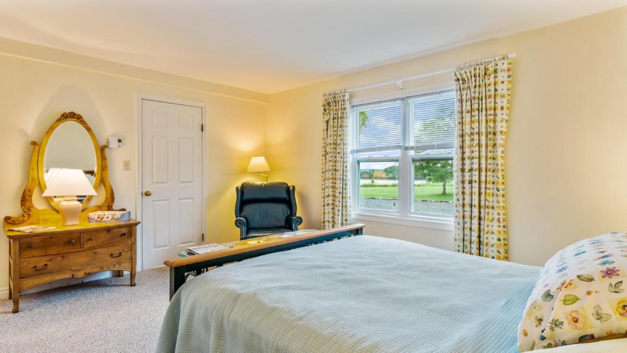 Bayview Pines Country Inn B&B マホン・ベイ エクステリア 写真