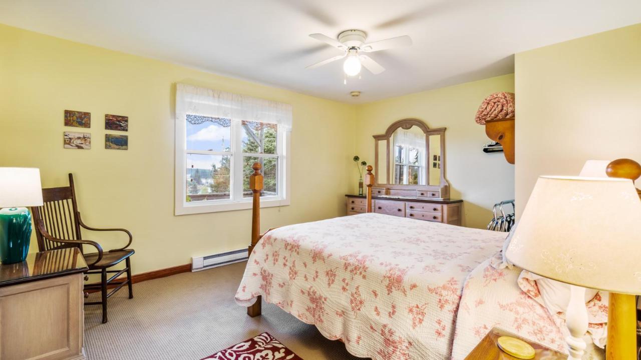 Bayview Pines Country Inn B&B マホン・ベイ エクステリア 写真