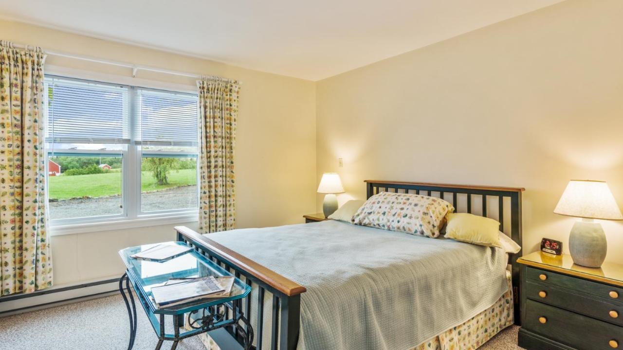 Bayview Pines Country Inn B&B マホン・ベイ エクステリア 写真