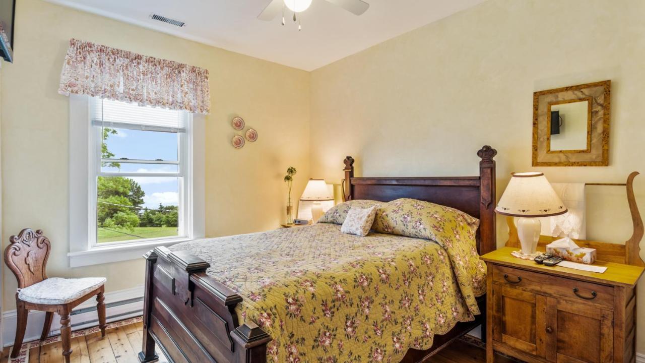 Bayview Pines Country Inn B&B マホン・ベイ エクステリア 写真
