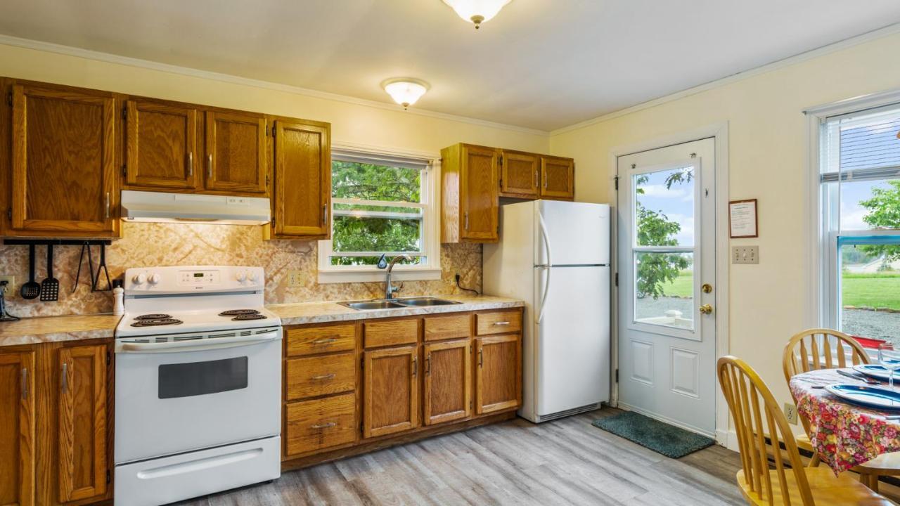 Bayview Pines Country Inn B&B マホン・ベイ エクステリア 写真