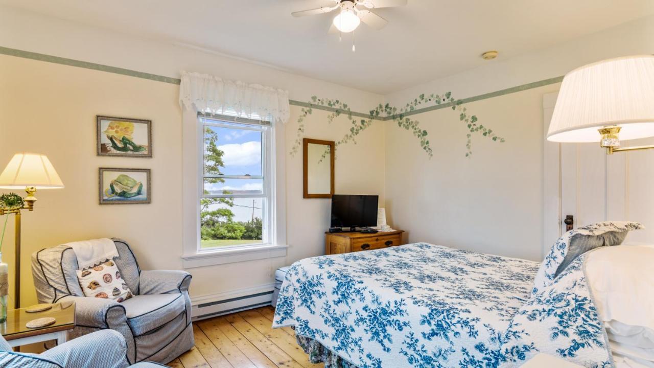 Bayview Pines Country Inn B&B マホン・ベイ エクステリア 写真
