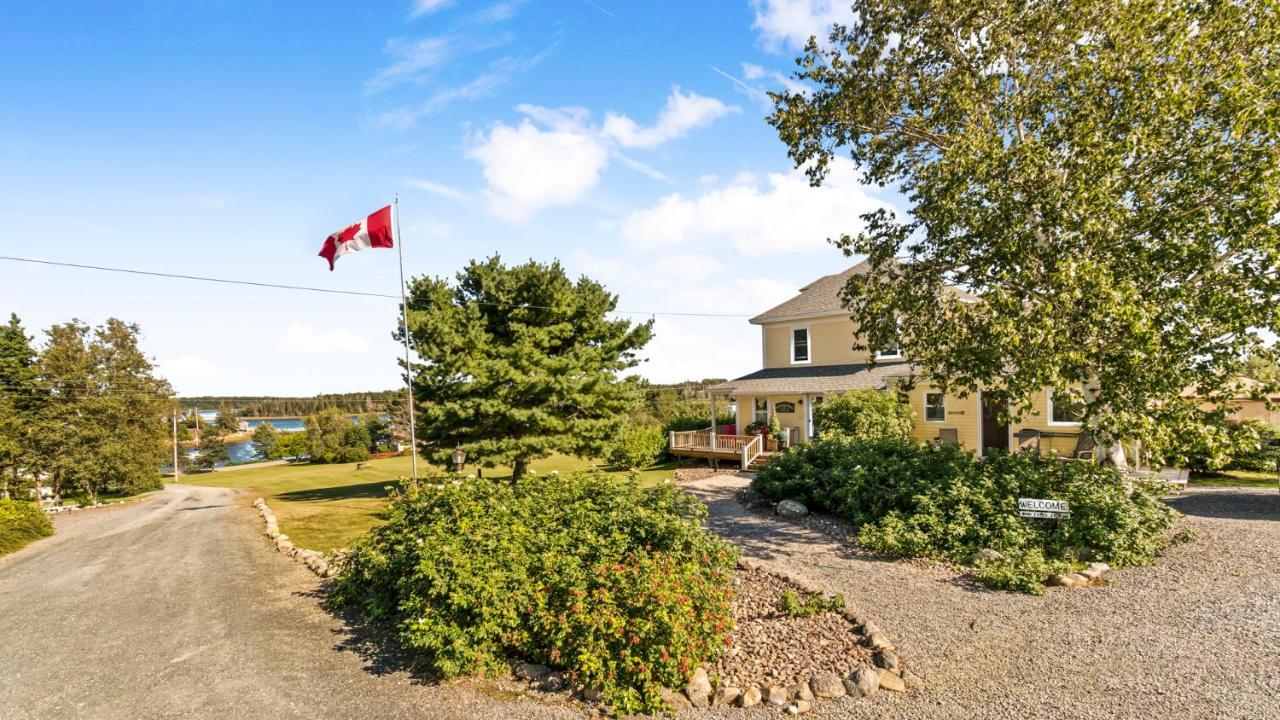 Bayview Pines Country Inn B&B マホン・ベイ エクステリア 写真