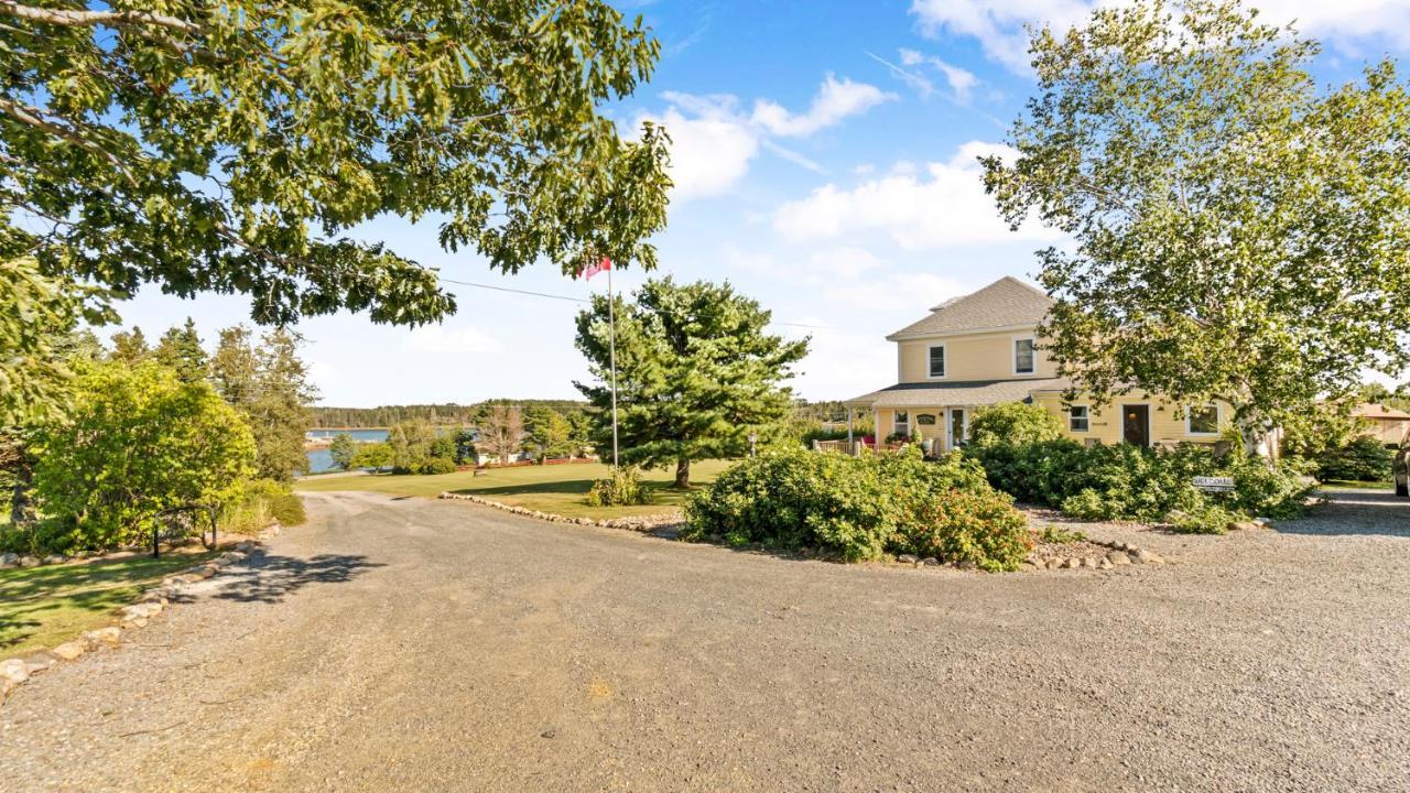 Bayview Pines Country Inn B&B マホン・ベイ エクステリア 写真